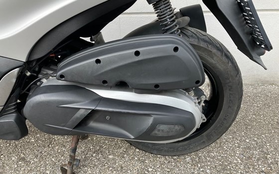 Gebrauchtmotorrad Piaggio Beverly 350ie Sport Touring - Bild 6 Gebrauchtmotorrad Piaggio Beverly 350ie Sport Touring - Bild 6