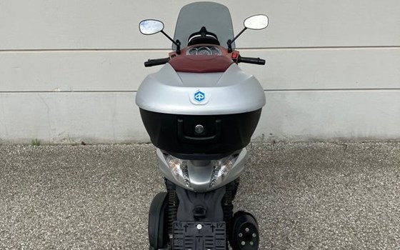 Gebrauchtmotorrad Piaggio Beverly 350ie Sport Touring - Bild 7 Gebrauchtmotorrad Piaggio Beverly 350ie Sport Touring - Bild 7