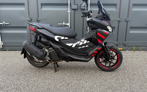 Gebrauchtmotorrad Aprilia SR GT Replica 125 - Bild 1 Gebrauchtmotorrad Aprilia SR GT Replica 125 - Bild 1