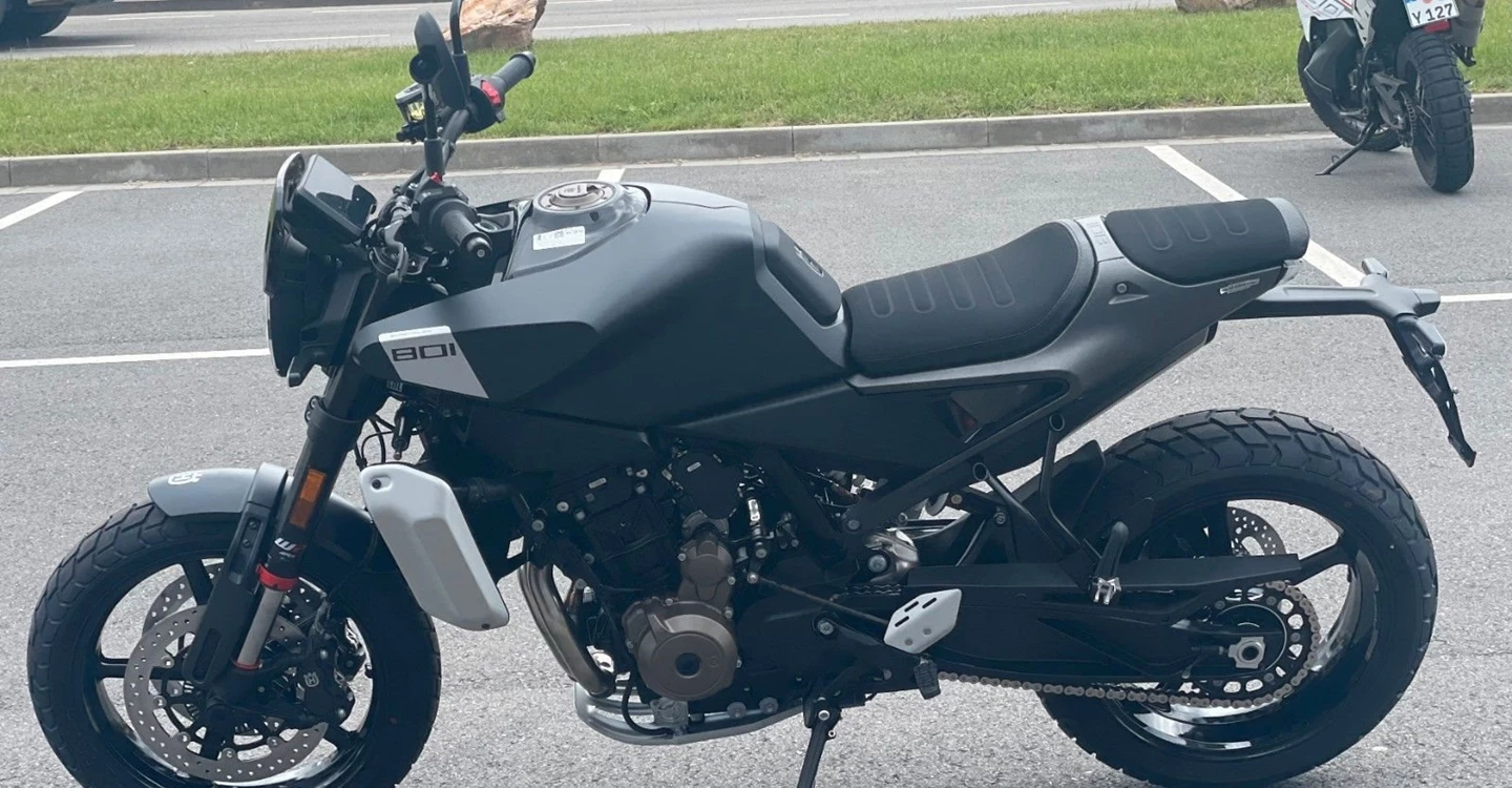 Zum Vergrößern bitte anklicken! Angebot Husqvarna Svartpilen 801