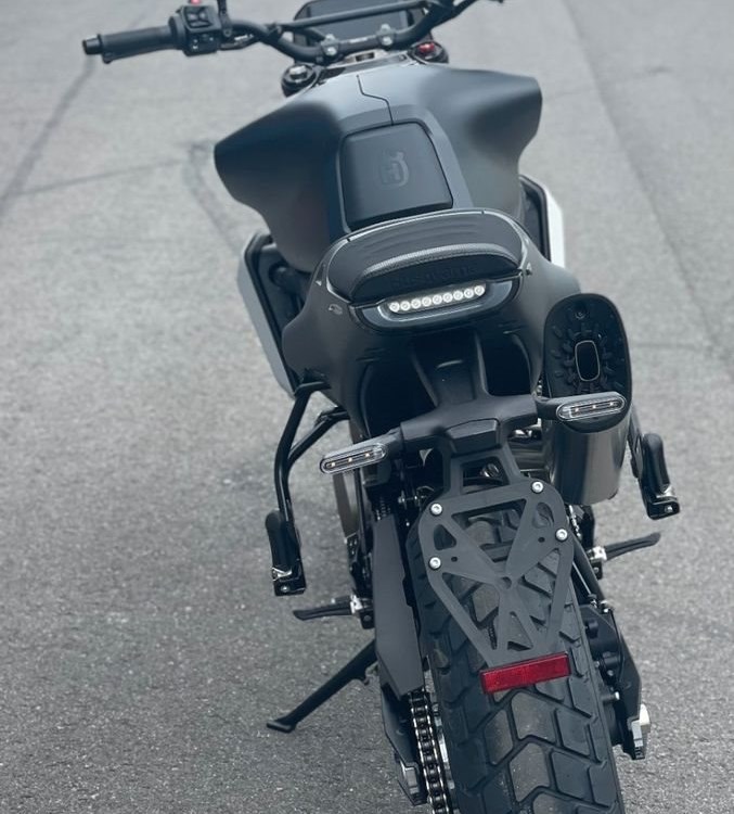 Zum Vergrößern bitte anklicken! Angebot Husqvarna Svartpilen 801