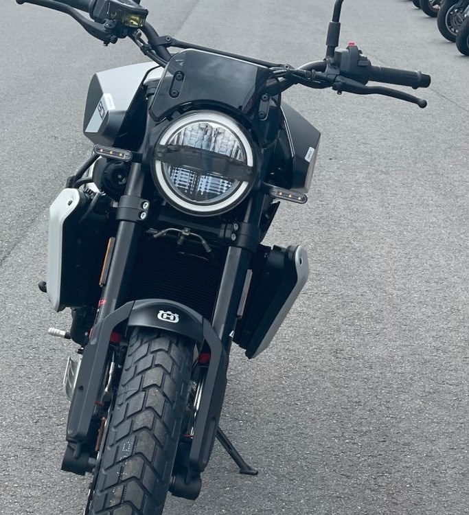 Zum Vergrößern bitte anklicken! Angebot Husqvarna Svartpilen 801