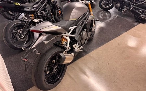 Gebrauchtmotorrad Triumph Speed Triple 1200 RS - Bild 8