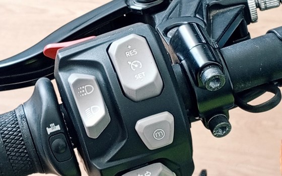 Gebrauchtmotorrad Triumph Speed Triple 1050 - Bild 9