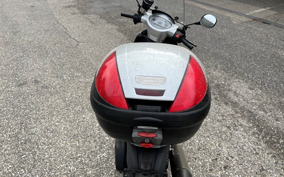 Gebrauchtmotorrad Aprilia Sportcity 300 Cube - Bild 4