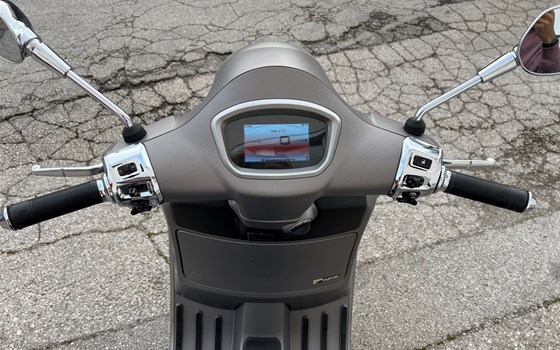 Gebrauchtmotorrad Vespa GTS 125 Supertech iGET - Bild 5 Gebrauchtmotorrad Vespa GTS 125 Supertech iGET - Bild 5