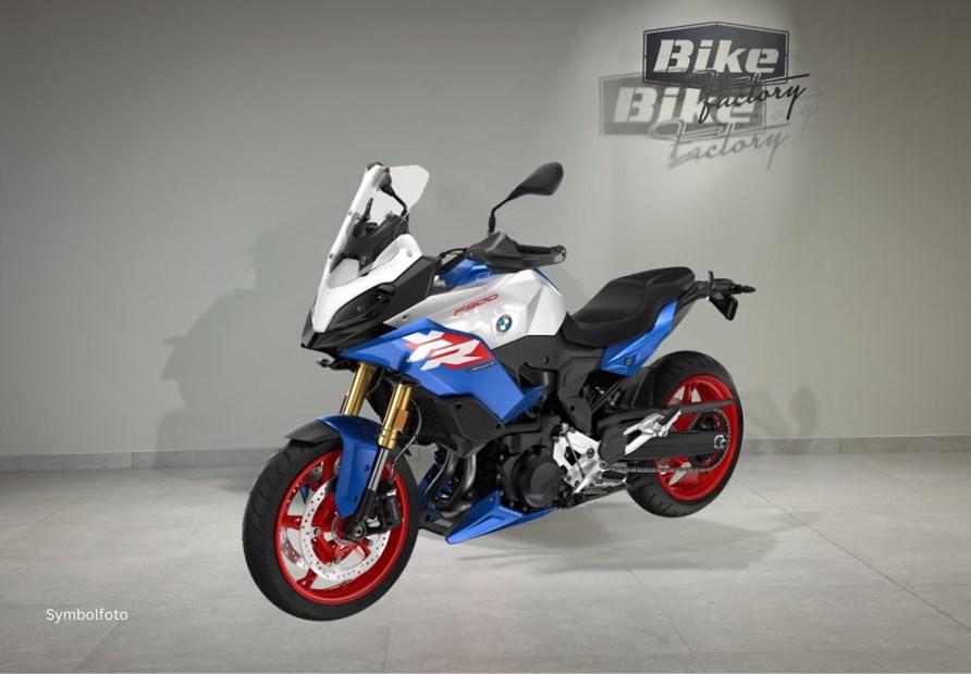BMW F 900 XR (light-white/racing-blue met/racing-red)