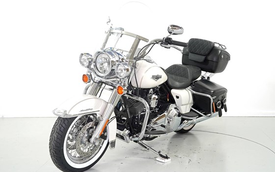 Motorrad Occasion Harley-Davidson Road King Classic FLHRC - Bild 3