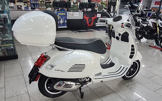 Gebrauchtmotorrad Vespa GTS 300 Super - Bild 2 Gebrauchtmotorrad Vespa GTS 300 Super - Bild 2