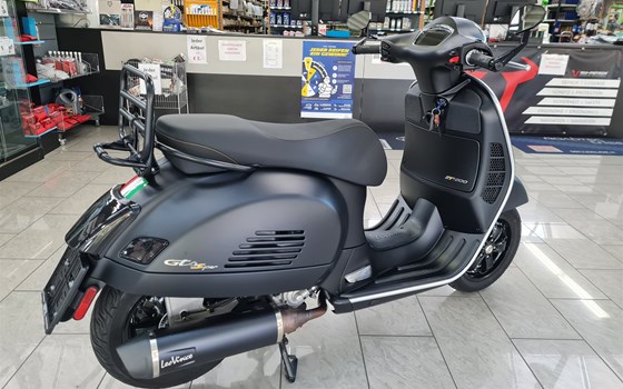 Gebrauchtmotorrad Vespa GTS 300 Super Tech - Bild 2 Gebrauchtmotorrad Vespa GTS 300 Super Tech - Bild 2