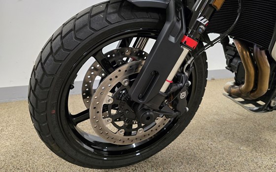 Gebrauchtmotorrad Husqvarna Svartpilen 801 - Bild 5