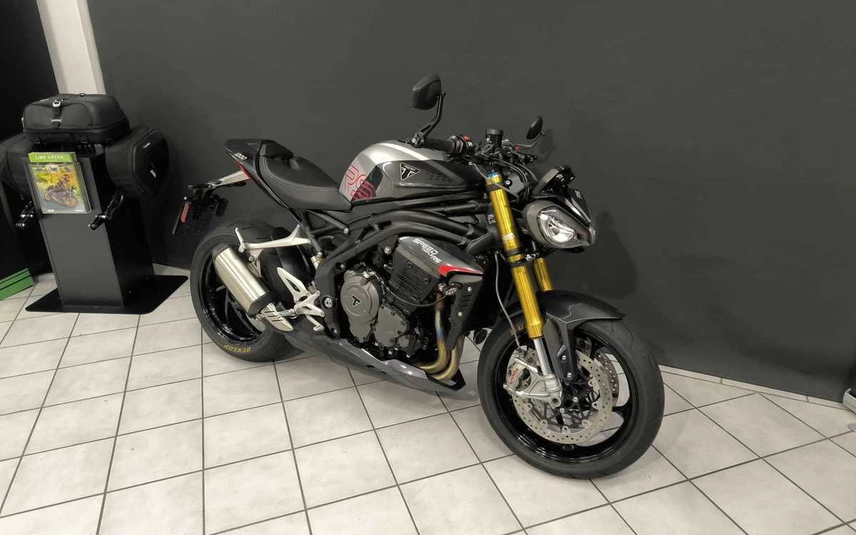 Zum Vergrößern bitte anklicken! Angebot Triumph Speed Triple 1200 RS