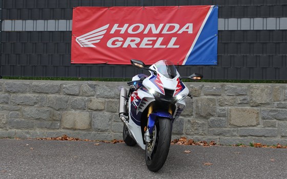Gebrauchtmotorrad Honda CBR1000RR-R Fireblade SP 30th Anniversary - Bild 1 Gebrauchtmotorrad Honda CBR1000RR-R Fireblade SP 30th Anniversary - Bild 1