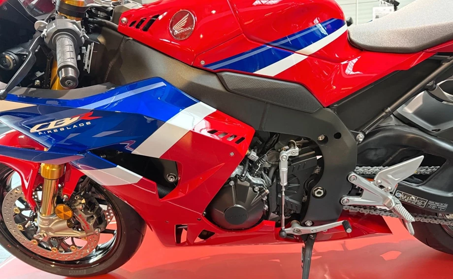 Angebot Honda CBR1000RR-R Fireblade SP Bild 8: Angebot Honda CBR1000RR-R Fireblade SP