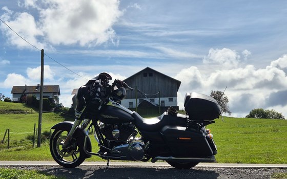 Gebrauchtmotorrad Harley-Davidson Street Glide FLHX - Bild 1 Gebrauchtmotorrad Harley-Davidson Street Glide FLHX - Bild 1