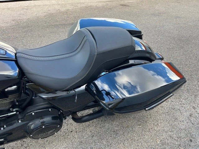 Harley-Davidson Road Glide FLTRX (Vivid Black/Black Finish) - Bild 10