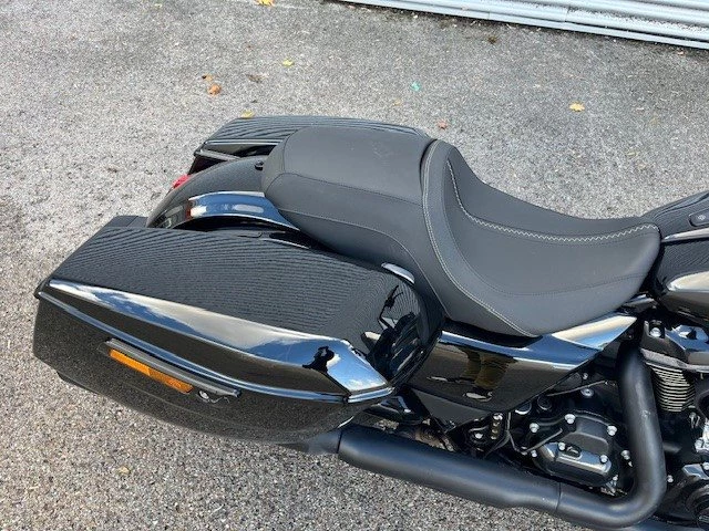 Harley-Davidson Road Glide FLTRX (Vivid Black/Black Finish) - Bild 6