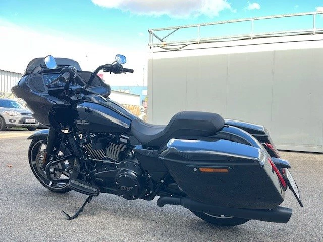 Harley-Davidson Road Glide FLTRX (Vivid Black/Black Finish) - Bild 8