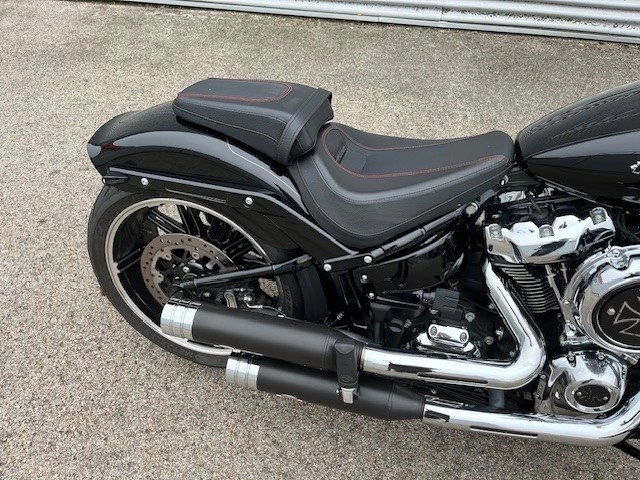 Harley-Davidson Softail Breakout FXBR (Vivid Black) - Bild 7