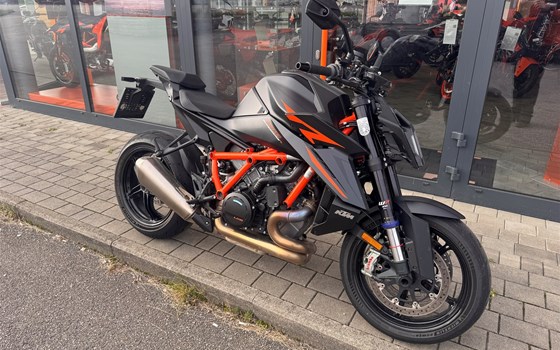 Gebrauchtmotorrad KTM 1390 Super Duke R EVO - Bild 1 Gebrauchtmotorrad KTM 1390 Super Duke R EVO - Bild 1