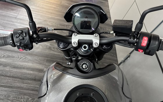 Gebrauchtmotorrad Triumph Trident 660 - Bild 8