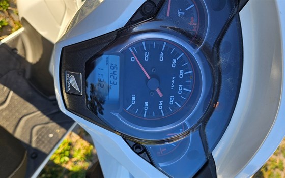 Gebrauchtmotorrad Honda SH300i - Bild 9 Gebrauchtmotorrad Honda SH300i - Bild 9