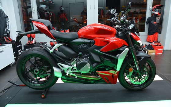 Gebrauchtmotorrad Ducati Streetfighter V2 - Bild 2