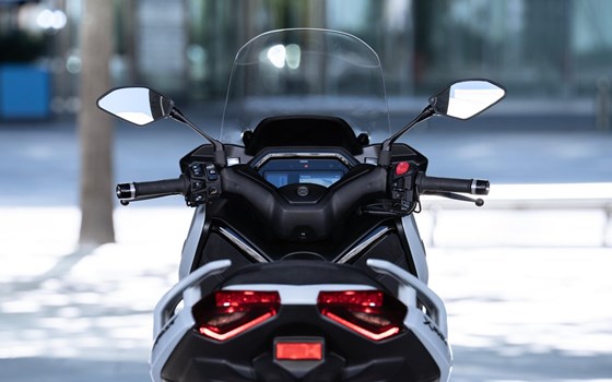 Gebrauchtmotorrad Yamaha XMAX 300 Tech MAX+ - Bild 11 Gebrauchtmotorrad Yamaha XMAX 300 Tech MAX+ - Bild 11