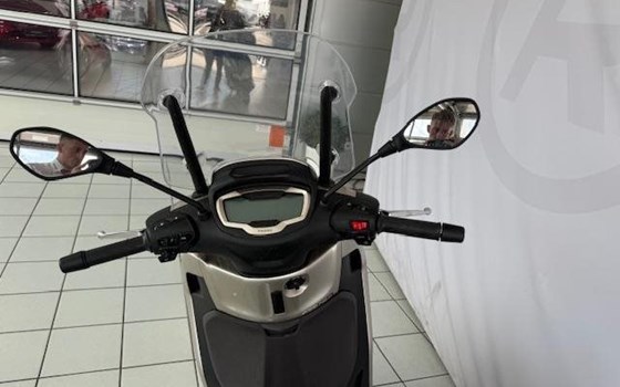 Gebrauchtmotorrad Piaggio Beverly 400 - Bild 4 Gebrauchtmotorrad Piaggio Beverly 400 - Bild 4