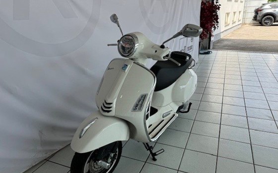Gebrauchtmotorrad Vespa GTS 300 Super - Bild 2 Gebrauchtmotorrad Vespa GTS 300 Super - Bild 2