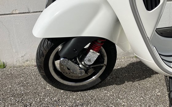 Gebrauchtmotorrad Vespa GTS 300 - Bild 9 Gebrauchtmotorrad Vespa GTS 300 - Bild 9