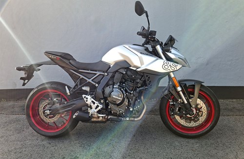 Neumotorrad Suzuki GSX-8S
