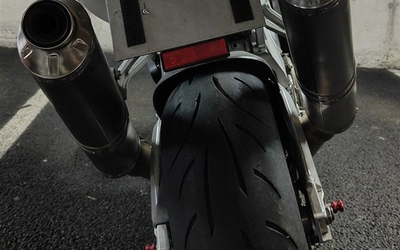 Gebrauchtmotorrad Aprilia RSV 1000 Tuono R - Bild 7 Gebrauchtmotorrad Aprilia RSV 1000 Tuono R - Bild 7