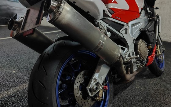 Gebrauchtmotorrad Aprilia RSV 1000 Tuono R - Bild 9 Gebrauchtmotorrad Aprilia RSV 1000 Tuono R - Bild 9