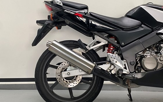 Gebrauchtmotorrad Honda CBR 125 R - Bild 2