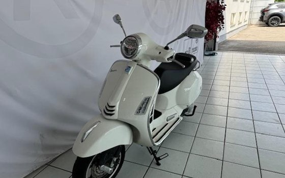 Gebrauchtmotorrad Vespa GTS 300 Super - Bild 2 Gebrauchtmotorrad Vespa GTS 300 Super - Bild 2
