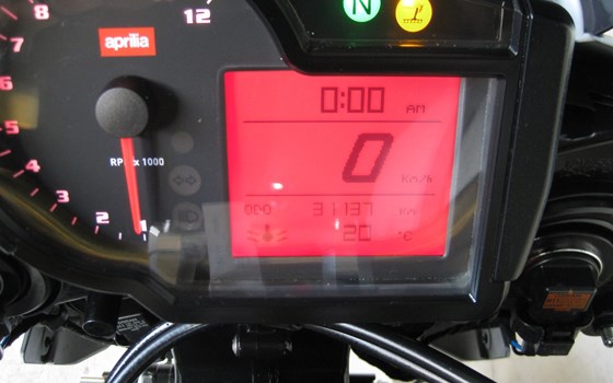 Gebrauchtmotorrad Aprilia RSV 1000 Tuono R - Bild 5 Gebrauchtmotorrad Aprilia RSV 1000 Tuono R - Bild 5