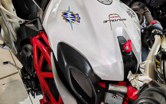 Gebrauchtmotorrad MV Agusta Brutale 800 - Bild 2 Gebrauchtmotorrad MV Agusta Brutale 800 - Bild 2