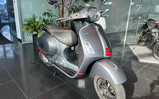 Gebrauchtmotorrad Vespa GTS 300 - Bild 1 Gebrauchtmotorrad Vespa GTS 300 - Bild 1