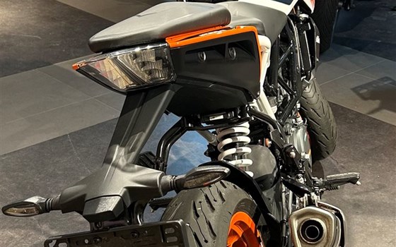 Neufahrzeug KTM 125 Duke - Bild 3 Neufahrzeug KTM 125 Duke - Bild 3