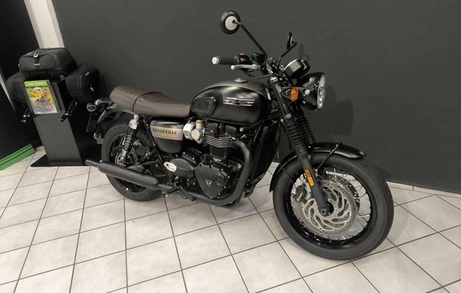 Triumph Bonneville T120 Black Gold Line