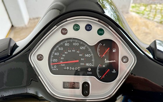 Gebrauchtmotorrad Vespa GTS 300 - Bild 4 Gebrauchtmotorrad Vespa GTS 300 - Bild 4