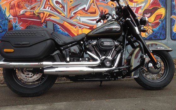 Gebrauchtmotorrad Harley-Davidson Softail Heritage Classic 114 FLHCS - Bild 1