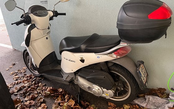 Gebrauchtmotorrad Aprilia Scarabeo 200 i.e. - Bild 1 Gebrauchtmotorrad Aprilia Scarabeo 200 i.e. - Bild 1