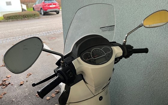 Gebrauchtmotorrad Aprilia Scarabeo 200 i.e. - Bild 4 Gebrauchtmotorrad Aprilia Scarabeo 200 i.e. - Bild 4