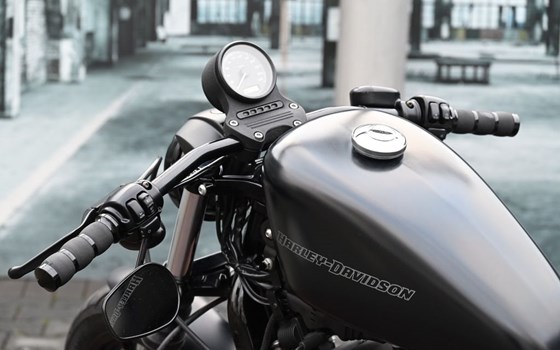 Gebrauchtmotorrad Harley-Davidson Sportster XL 883 N Iron - Bild 11