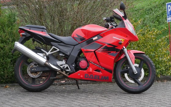 Gebrauchtmotorrad Daelim Roadwin 125 - Bild 4