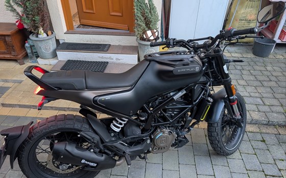Gebrauchtmotorrad Husqvarna Svartpilen 125 - Bild 4
