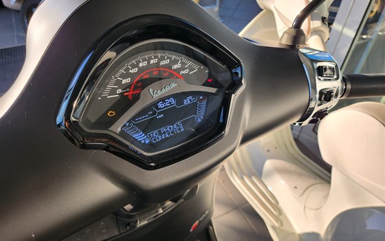 Gebrauchtmotorrad Vespa GTS 125 Super Sport - Bild 5