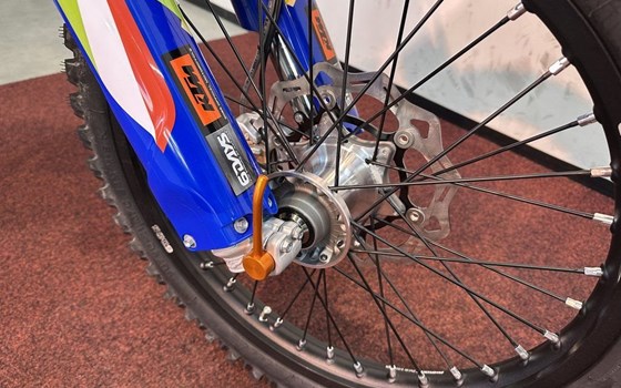 Neufahrzeug KTM 300 EXC SIX DAYS - Bild 11